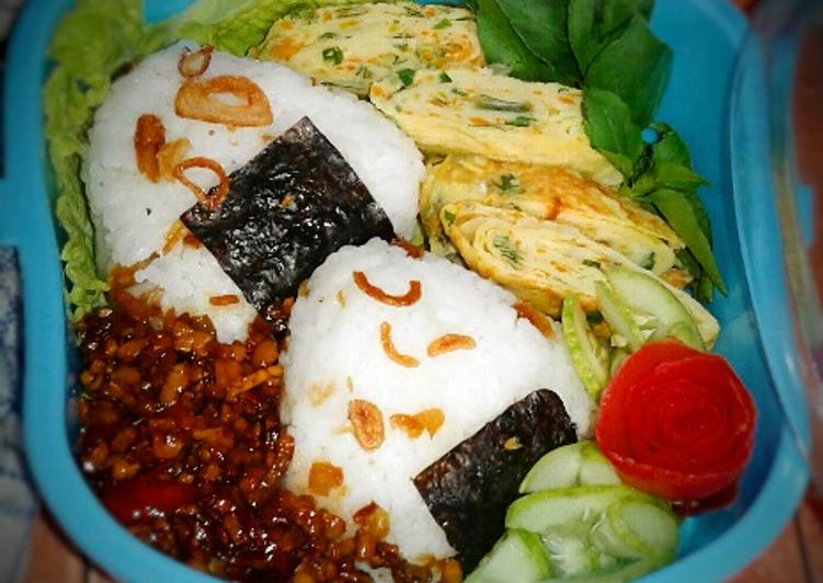 Langkah Mudah untuk Menyiapkan Simpel Onigiri bento~citarasa indonesia(bento nasi uduk kepal) yang Menggugah Selera