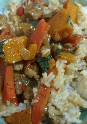 Una foto de Arroz con cerdo y vegetales al wok
