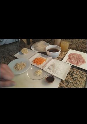 Una foto de Fideus de’arroz amb pollastre