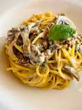 Spaghete (fără gluten) cu prosciutto crudo, funghi și roșii uscate