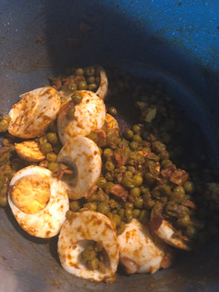 Una foto de Huevos con arvejas salteados en Olla Gm G