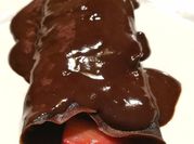 Una foto de crepas de chocolate y fresa