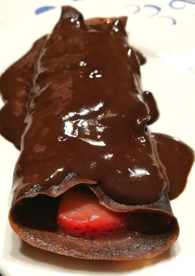 Una foto de Creps negros de fresas 🍓🍫