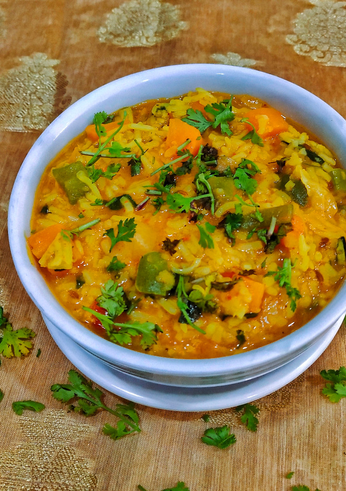 A picture of Kathiyawadi Masala Khichdi.