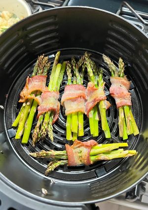 Una foto de Espárragos envueltos en tocino en Air fryer