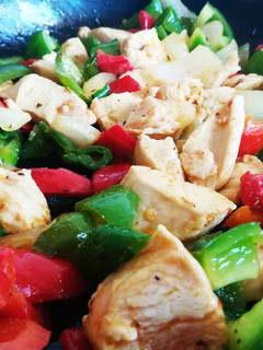 Una foto de Salteado de pollo y pimientos