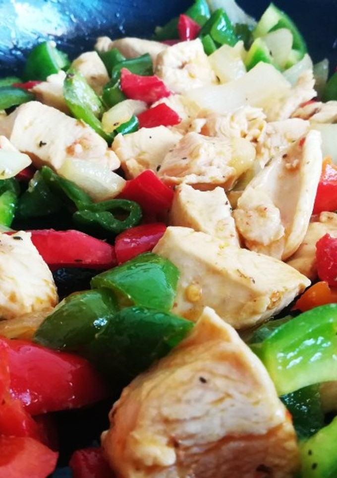 Una foto de Salteado de pollo y pimientos