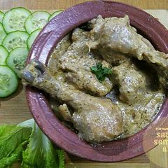 A picture of Chicken makhni handi.