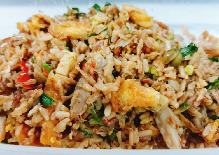 ข้าวกล้องผัดน้ำพริกกะปิมือสอง