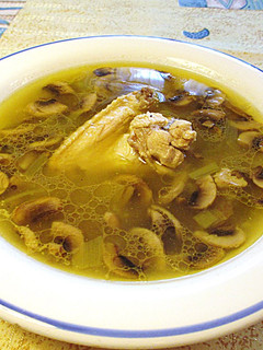 Una foto de Consomé de alas de pollo y champiñones