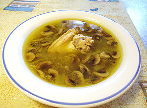 Foto principal de Consomé de alas de pollo y champiñones