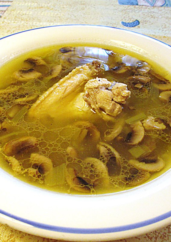 Una foto de Consomé de alas de pollo y champiñones