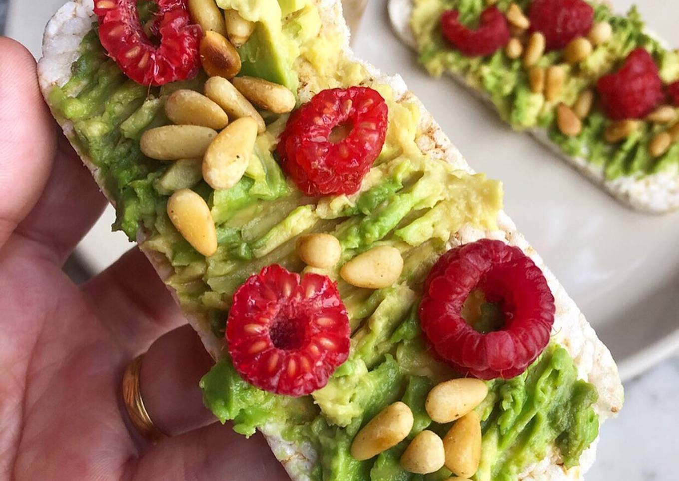 Tortita de arroz integral <br />Aguacate y frambuesas