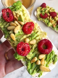 Una foto de Tortita de arroz integralAguacate y frambuesas