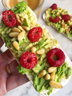 Una foto de Tortita de arroz integralAguacate y frambuesas