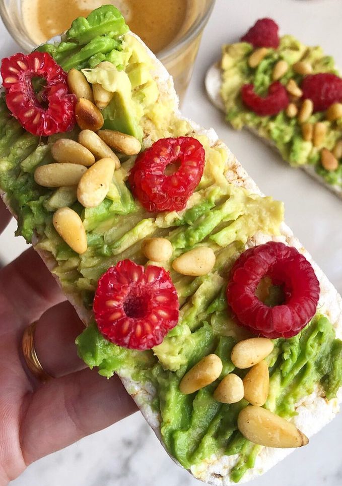 Una foto de Tortita de arroz integralAguacate y frambuesas