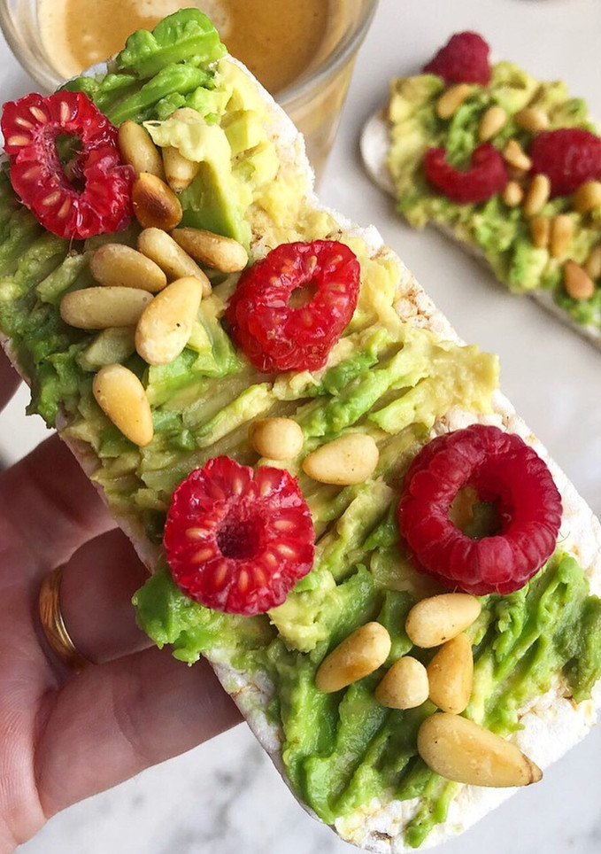 Una foto de Tortita de arroz integralAguacate y frambuesas