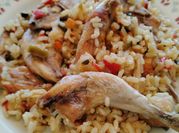 Una foto de arroz con codornices