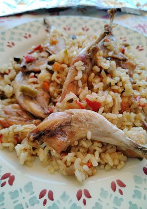 Una foto de Arroz con codornices y conejo