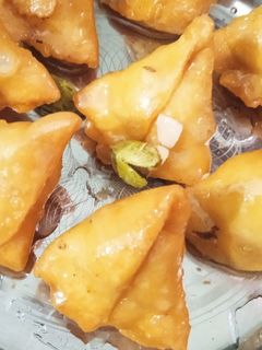 मावा समोसा (mawa samosa recipe in Hindi) रेसिपी मुख्य फोटो