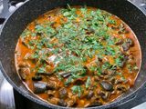 Curry d’aubergines au champignons, tomates et lait de coco