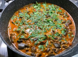 Une photo de Curry d’aubergines au champignons, tomates et lait de coco