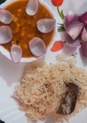 A picture of Lobhia gravy with jeera rice.