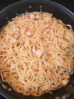 Una foto de Espaguetis con gambas picante