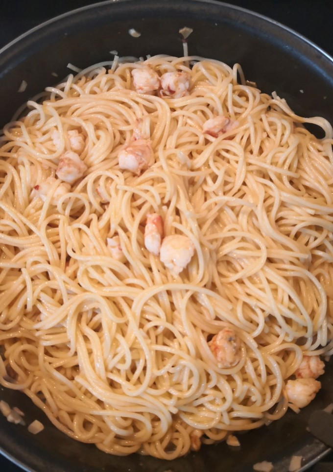 Una foto de Espaguetis con gambas picante