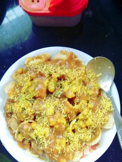 पूरी चाट (poori chaat recipe in Hindi) रेसिपी मुख्य फोटो