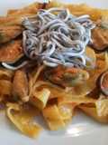 Tagliatelle en salsa de sofrito con mejillones y gulas