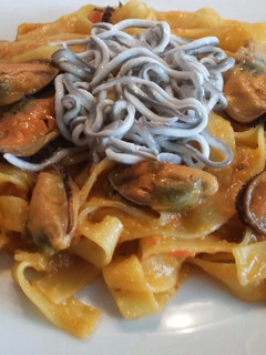 Una foto de Tagliatelle en salsa de sofrito con mejillones y gulas