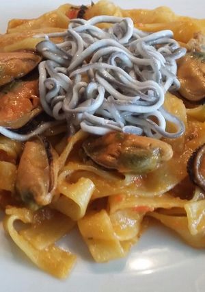 Foto principal de Tagliatelle en salsa de sofrito con mejillones y gulas