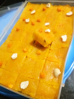 आंबा बफीँ (amba barfi recipe in marathi) रेसिपी चे मुख्य फोटो