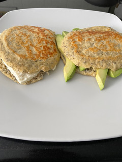 Una foto de Pan de avena y yogurt
