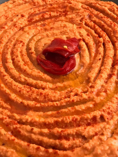 Una foto de Hummus (versión yogur y pimientos) 🌶