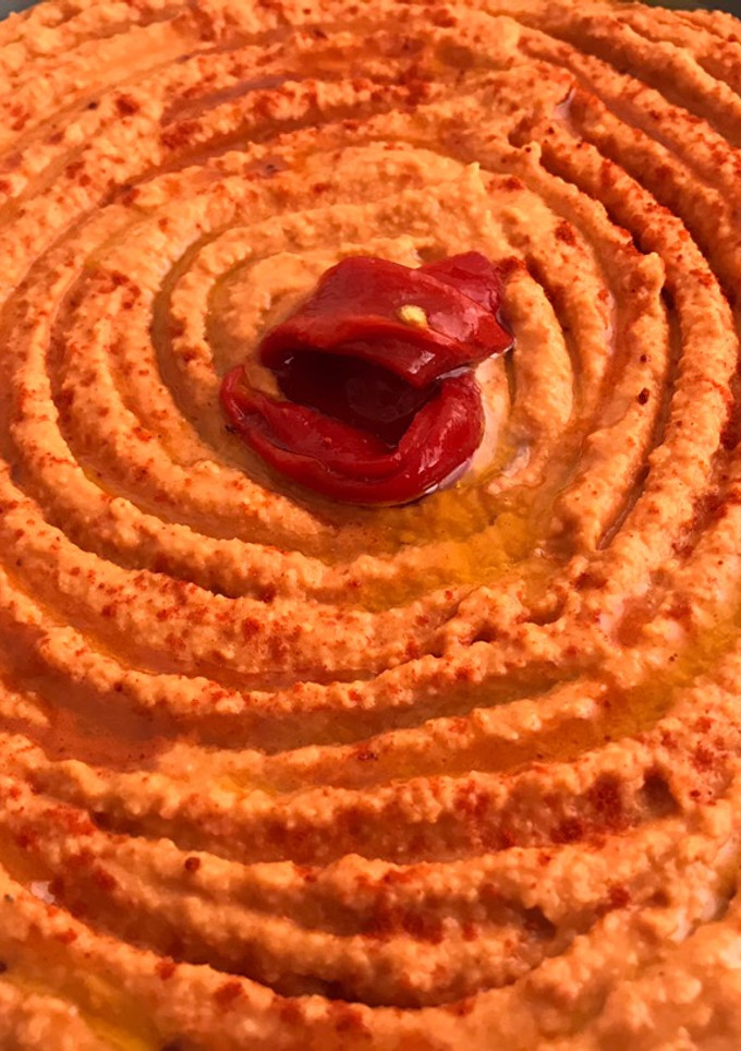 Una foto de Hummus (versión yogur y pimientos) 🌶