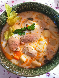 Tejes, zöldséges, karalábéleves, karalábéleveles májgaluskával recept fotója