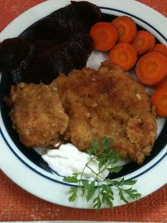 Una foto de Milanesa de pollo y crema alioli