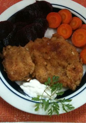 Una foto de Milanesa de pollo y crema alioli