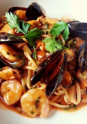 偷吃步淡菜蝦仁扁麵 Linguine con gamberi e cozze 的食譜成品照片