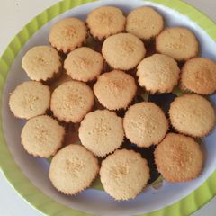 A picture of Fluffy vanilla cupcakes.