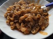 Una foto de guiso de fideos coditos verdura