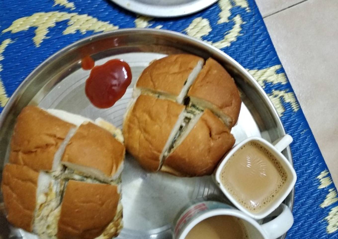 Bun Maska Cheese Omelette