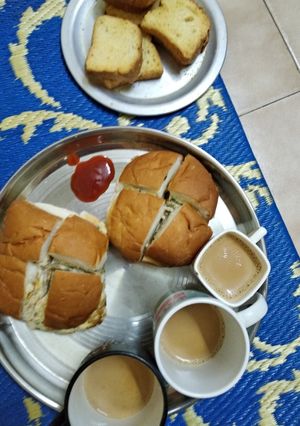 A picture of Bun Maska Cheese Omelette.