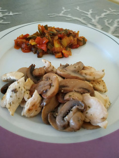 Una foto de Pollo con champiñones y pisto, cena rápida!!