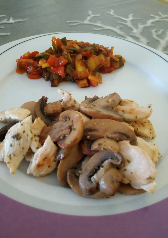 Una foto de Pollo con champiñones y pisto, cena rápida!!