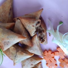 A picture of Chota samosa Qeema samosa.