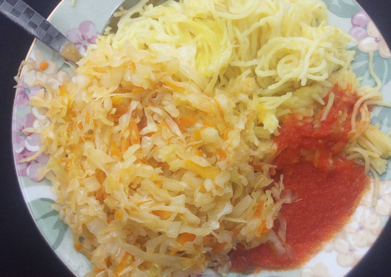 Spaghetti served with steamed cabbage and tomatoes past