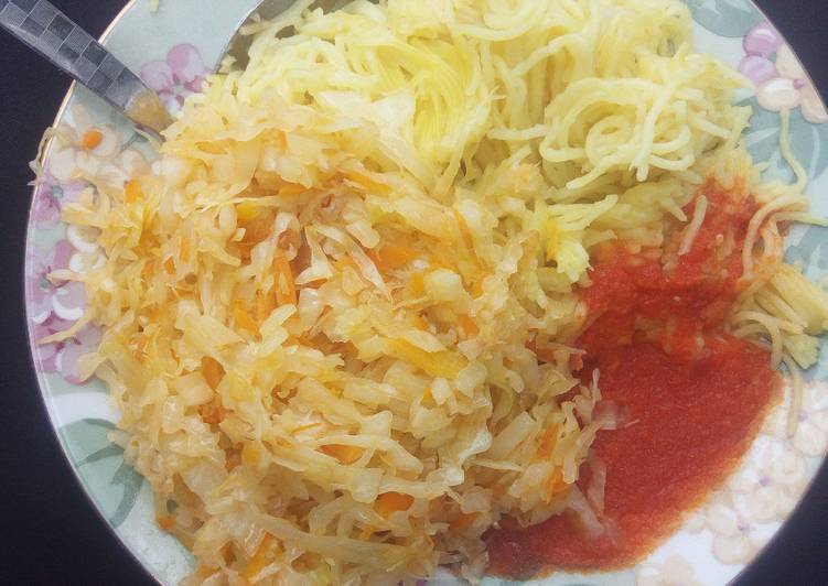 Spaghetti served with steamed cabbage and tomatoes past